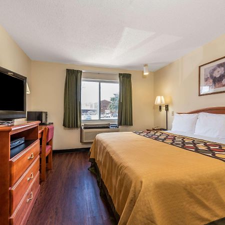 Hotel Super 8 By Wyndham Denton Esterno foto