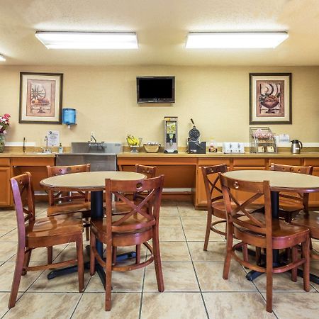 Hotel Super 8 By Wyndham Denton Esterno foto