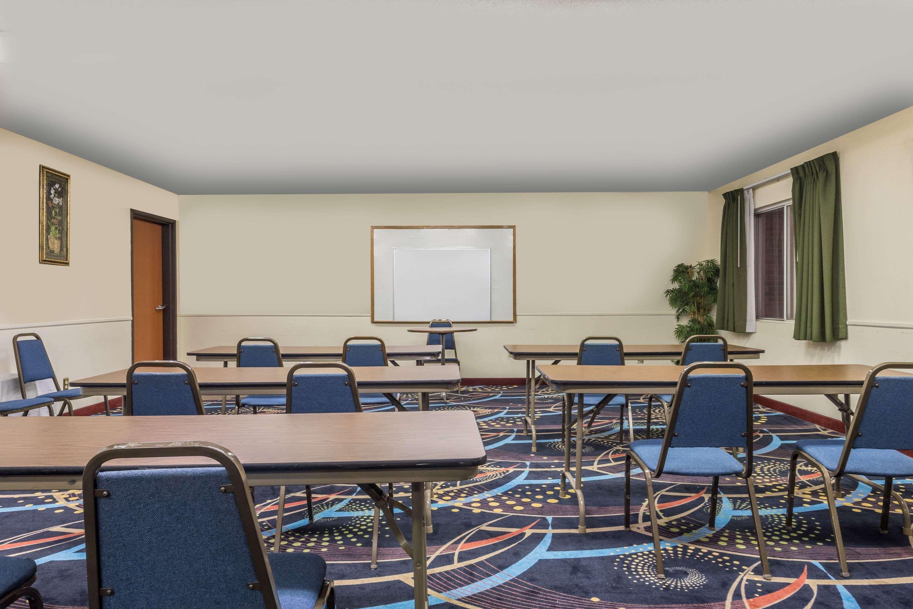 Hotel Super 8 By Wyndham Denton Esterno foto