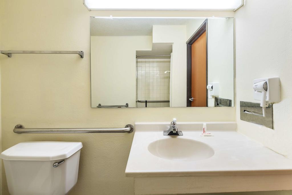 Hotel Super 8 By Wyndham Denton Esterno foto