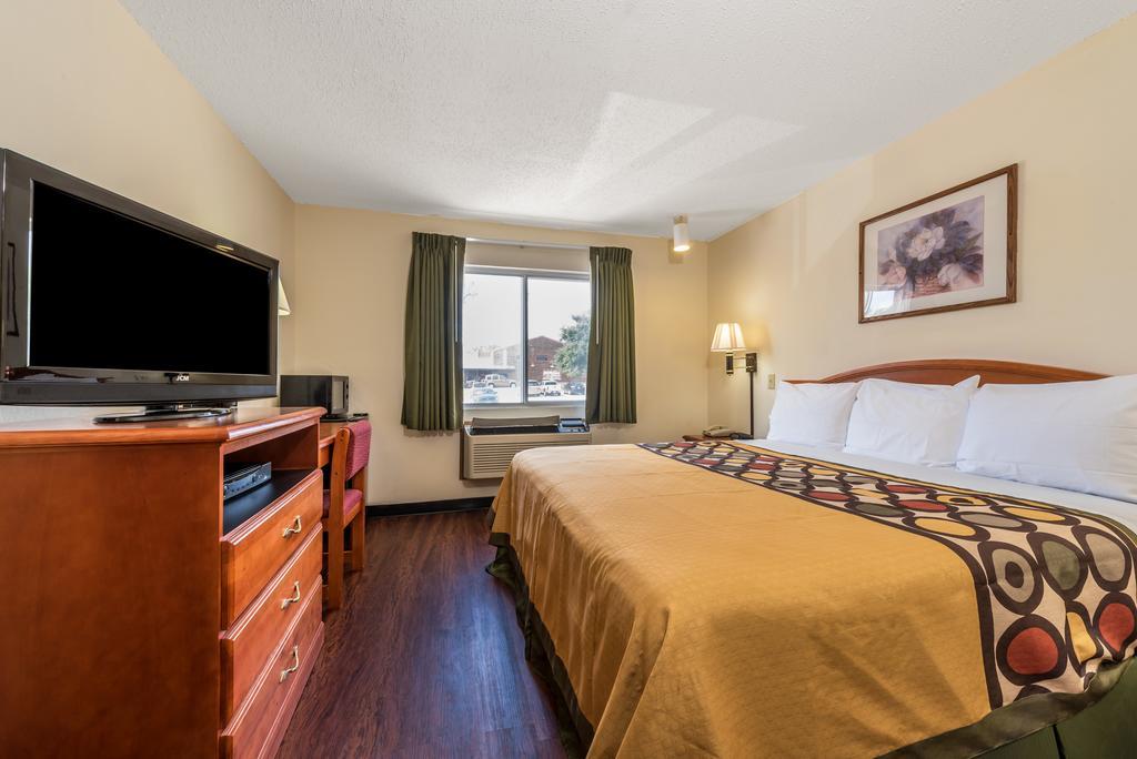 Hotel Super 8 By Wyndham Denton Esterno foto