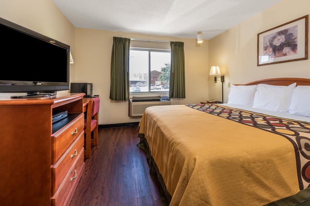 Hotel Super 8 By Wyndham Denton Esterno foto
