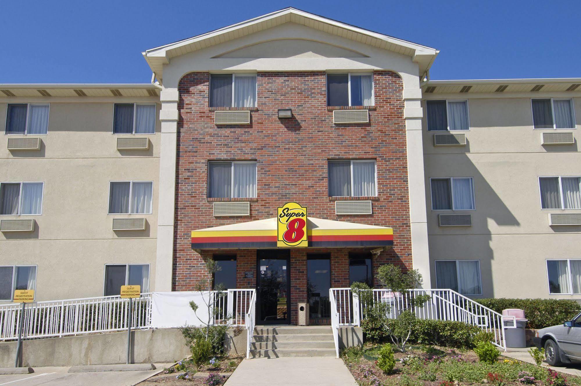 Hotel Super 8 By Wyndham Denton Esterno foto